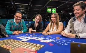 Studio live dealer Grand Slam nsr4d dengan multi-kamera dan dealer profesional